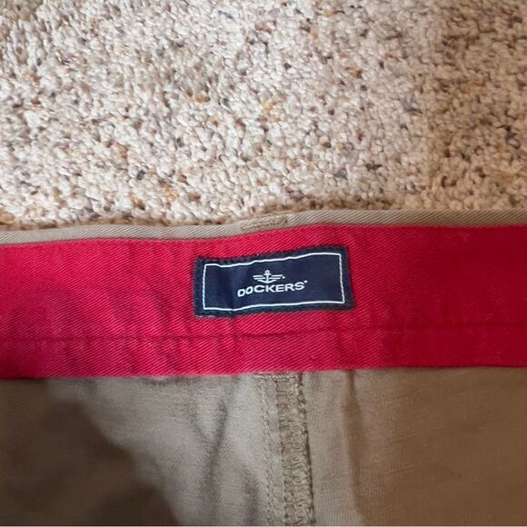 Dockers Men’s Tan Flat Front Relaxed Fit Mobile Pocket Chino Pants Size 42/30 - Picture 3 of 8